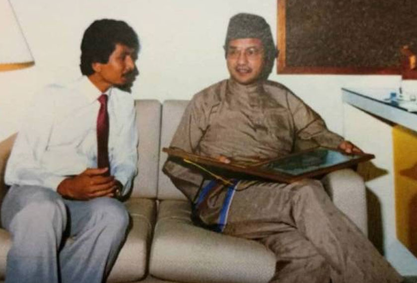Tun Dr Mahathir Mohamad (kanan) sangat berminat dan memberikan fokus beliau terhadap kerja membaik pulih Carcosa pada 1989. 