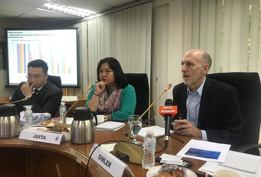 Dr Kenneth Simler berkongsi dapatan kajian pada Forum 