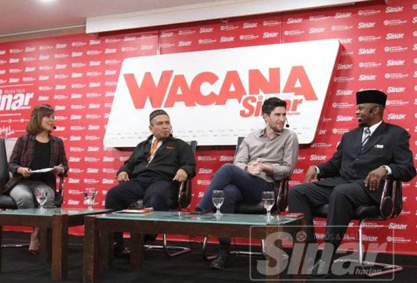 Setyawan (dua dari kiri) bersama ahli panel yang lain dalam Wacana Sinar Harian ke-122 bertajuk 'Malaysia Dari Kaca Mata Mereka' yang berlangsung pada Selasa. - Foto Sinar Harian