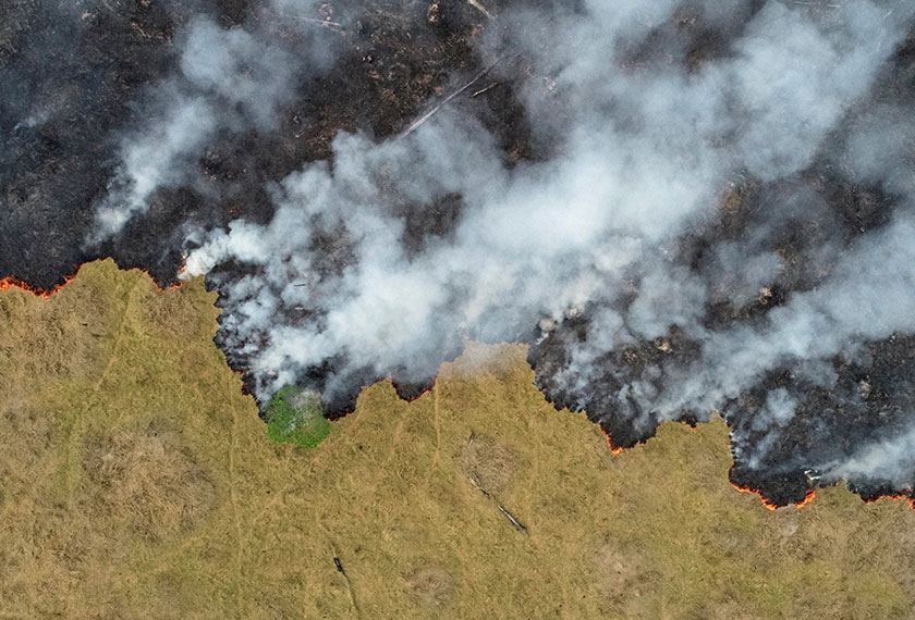 Pandangan udara menunjukkan kemusnahan kawasan hutan Amazon akibat kebakaran di Porto Velho, Rondonia, Brazil. - Reuters