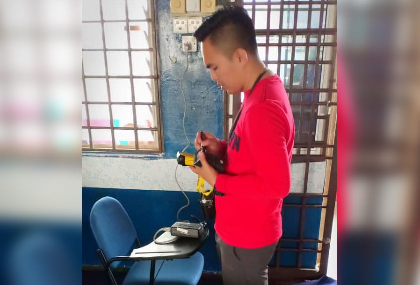 Unit Hazmat telah memberikan bantuan dengan mengambil bacaan menggunakan gasmet di lima tempat kawasan sekolah. - Foto JBPM