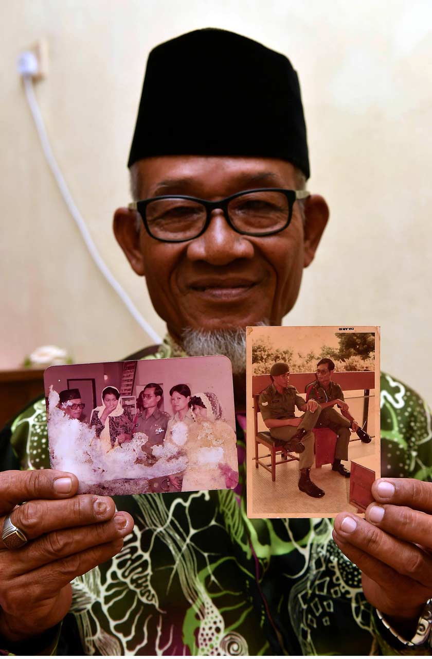 Amir menunjukkan gambarnya ketika berlakon sebagai doktor dalam filem Darah Satria ketika ditemui bernama di Taman Saujana baru-baru ini. --fotoBERNAMA