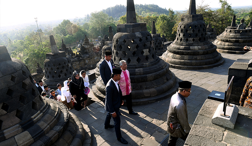 Yang di-Pertuan Agong Al-Sultan Abdullah Ri’ayatuddin Al-Mustafa Billah Shah dan Raja Permaisuri Agong Tunku Hajah Azizah Aminah Maimunah Iskandariah mendaki anak tangga menuju ke puncak Candi Borobudur di Yogyakarta. --fotoBERNAMA