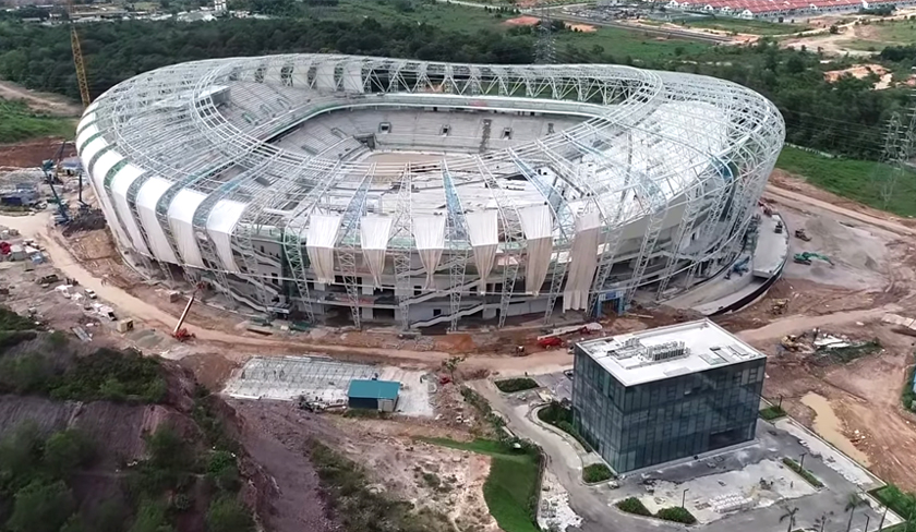 Kerja pembinaan Stadium Sultan Ibrahim Larkin giat berjalan. - Foto: johorsoutherntigers.com.my