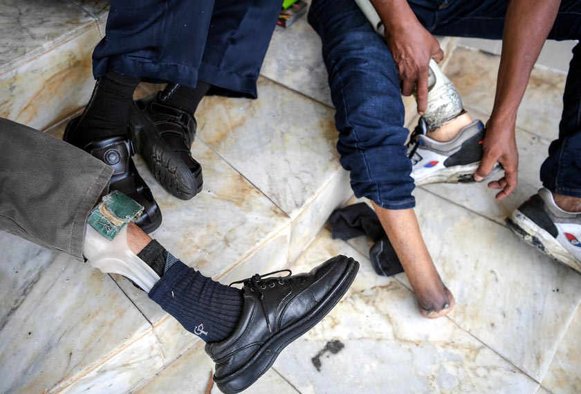 Tiga veteran tentera ini mengalami kecacatan kekal di bahagian kaki akibat terkena peluru dan jerangkap samar ketika menjalani tugas. --fotoBERNAMA