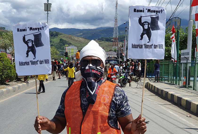 Seorang penunjuk perasaan memegang sepanduk ketika mengadakan perhimpunan di Abepura, wilayah Papua, Indonesia, 29 Ogos, 2019. (AP Photo)