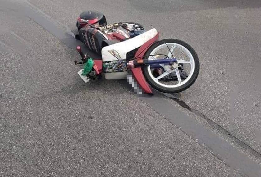 Akibat pelanggaran itu mengakibatkan kedua-dua mangsa terjatuh dan mengalami kecederaan parah di kepala sebelum disahkan meninggal dunia. - Foto Ihsan Pembaca