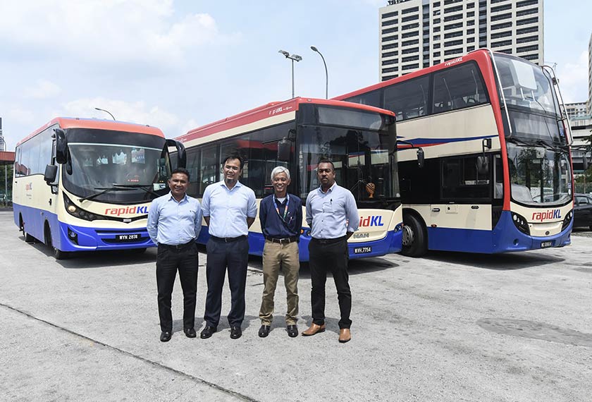 Muhammad Yazurin (dua, kiri) bergambar bersama Ketua Pegawai Operasi Rapid Bus Sdn Bhd Syamsul Rizal Mohd Yusof (dua, kanan) dan Ketua Bahagian Operasi Rapid Bus Sdn Bhd Khairul Azhar Hamidullah (kanan) selepas Sesi Preview dan Taklimat Media mengenai Percubaan Perkhidmatan Bas Mini Rapid KL di Depoh Bas Rapid Taman Maluri, 29 Ogos, 2019. --fotoBERNAMA