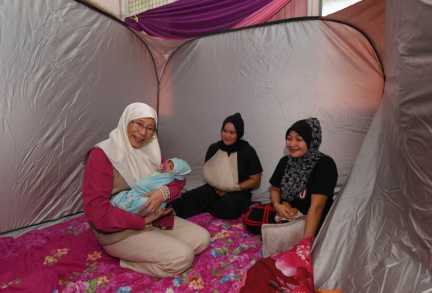 Dr Wan Azizah mendukung bayi yang berusia 50 hari sambil diperhatikan ibunya ketika melawat mangsa banjir yang ditempatkan di PPS Sekolah Kebangsaan Sri Payong di Kampung Bukit Payong Jerteh, Besut, 3 Dis, 2019. --fotoBERNAMA