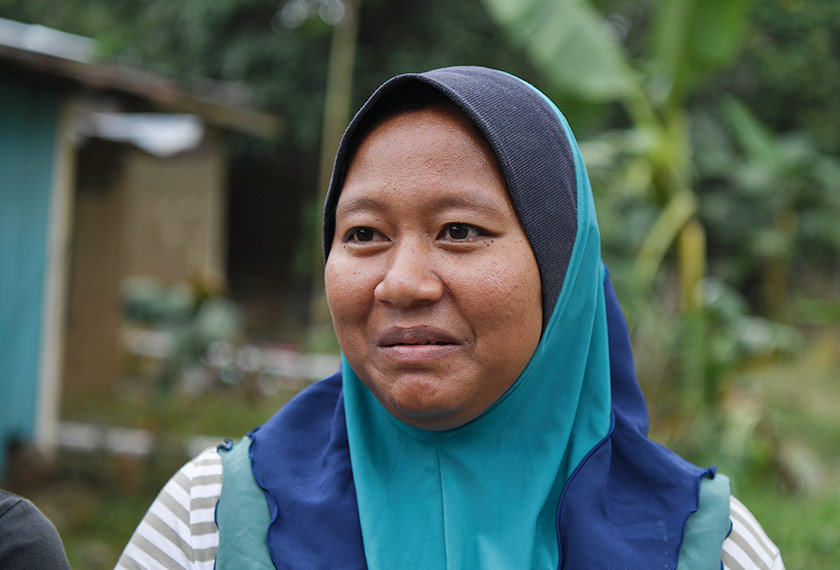 Suriati (gambar) dan tiga anak serta dua adiknya tinggal sehelai sepinggang apabila pakaian dan beberapa barangan lain gagal diselamatkan dan dihanyutkan banjir. --fotoBERNAMA