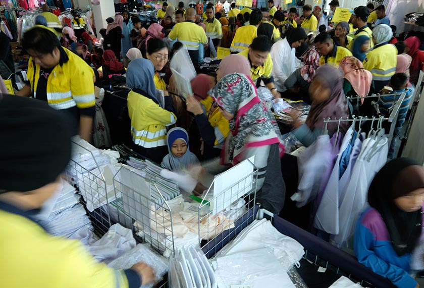 Kanak-kanak dari keluarga kurang berkemampuan dari Kampung Beserah, Kampung Sungai Karang, Kampung Chengal Lempong dan Kampung Balok membeli-belah di sebuah pasaraya pada Program Jom Kembali Ke Sekolah Lynas di Kuantan, 5 Dis, 2019. --fotoBERNAMA 