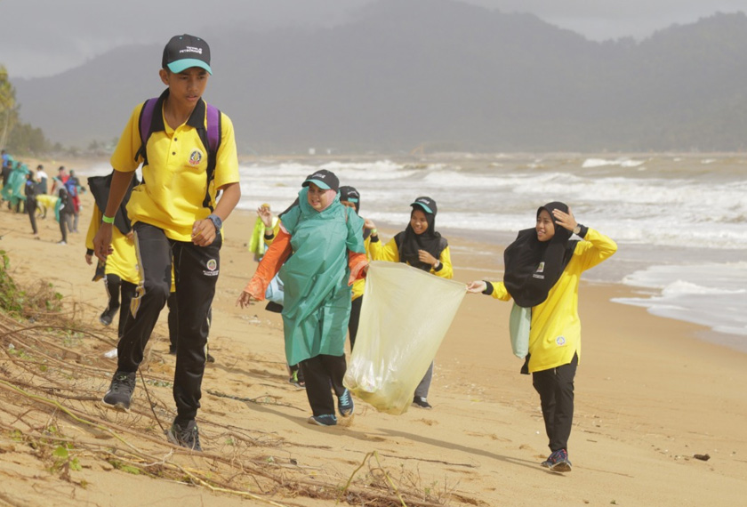 Rata-rata sukarelawan yang terdiri daripada pelajar sekolah, penduduk kampung serta kakitangan PETRONAS itu nyata teruja untuk menyertai program yang diadakan buat kali keempat tahun ini.