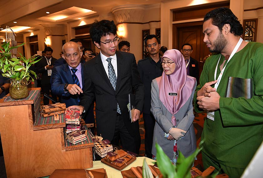 Timbalan Perdana Menteri, Datuk Seri Dr Wan Azizah Wan Ismail (kedua dari kanan) melawat ruang pameran pada Bengkel Komunikasi Dunia 2019 (WowComm) di Putrajaya pada Khamis.