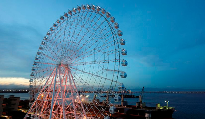 Apa yang menarik, roda ferris itu direka khas, bersesuaian dengan persekitaran Amerika Latin menerusi pemasangan pendingin hawa serta penyembur angin istimewa. Foto: Reuters