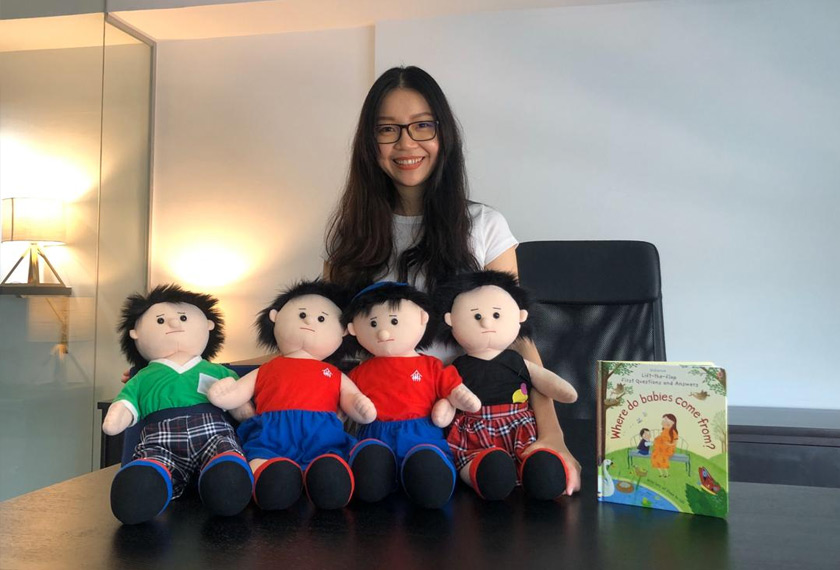 Juliana bersama alat bantuan mengajar berkenaan dengan kajian kesihatan reproduktif dan sosial
