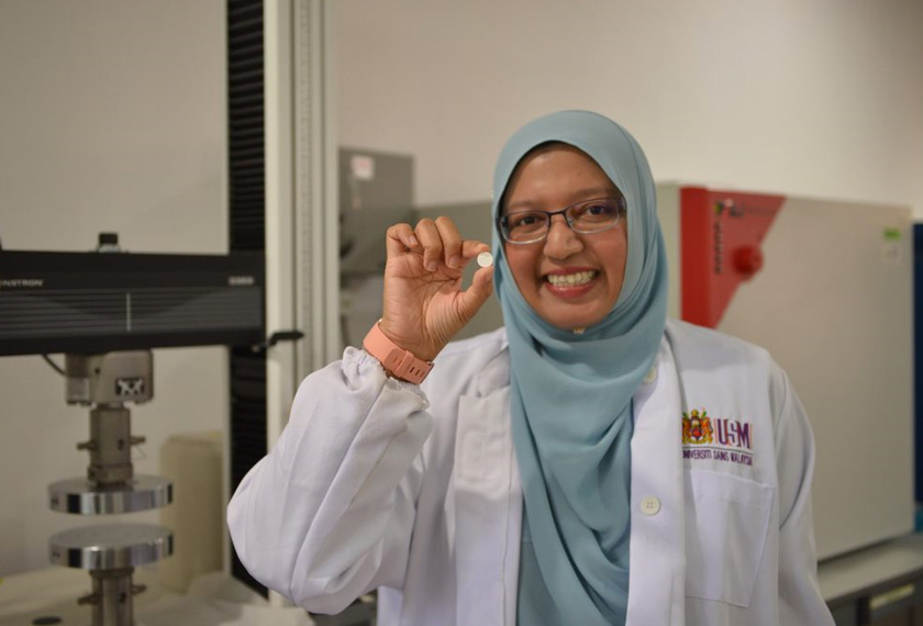 Dr. Yanny menunjukkan sampel perancah tulang di dalam makmalnya di USM.