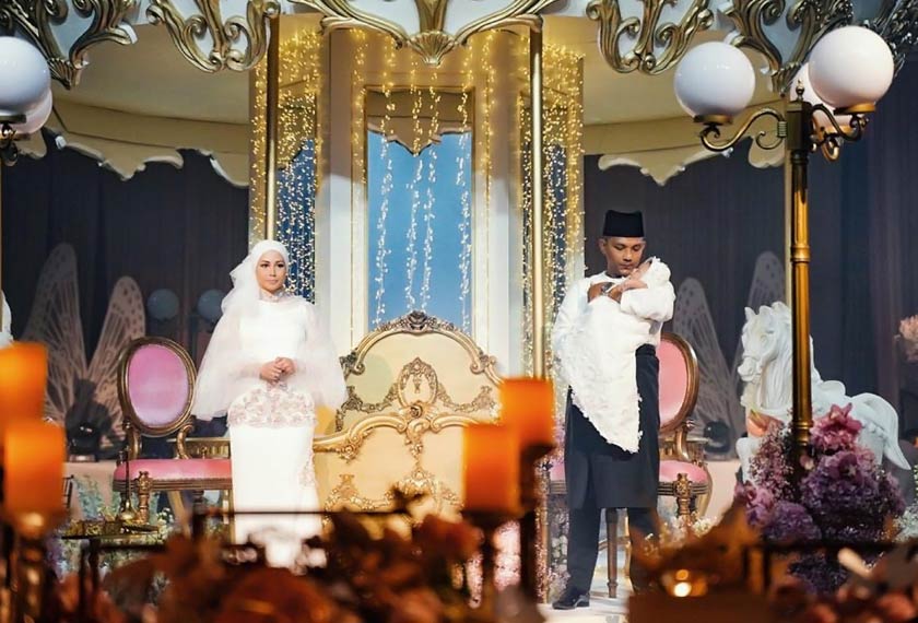 Keluarga bahagia merakamkan kenangan di carousel kuda yang diletakkan di tengah-tengah ballroom hotel. - Gambar koleksi peribadi AZRINAZ MAZHAR HAKIM