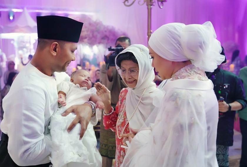 Dr Siti Hasmah Mohd Ali tidak ketinggalan menyempurnakan upacara cukur jambul Areesya Malaykha. - Gambar koleksi peribadi AZRINAZ MAZHAR HAKIM