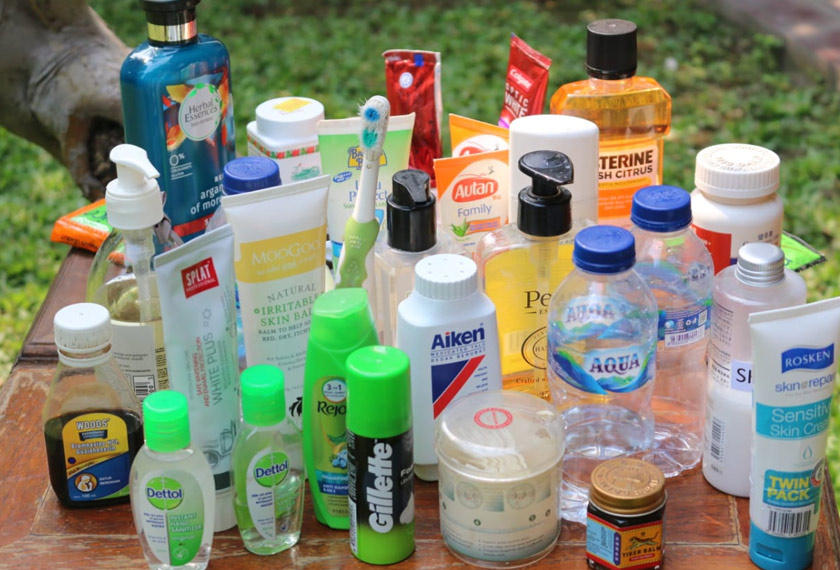 Koleksi barangan plastik dari kamar mandi penulis. Kebanyakan produk ini termasuk di bawah kategori PET dan boleh dikitar semula di Malaysia. Foto Ceritalah