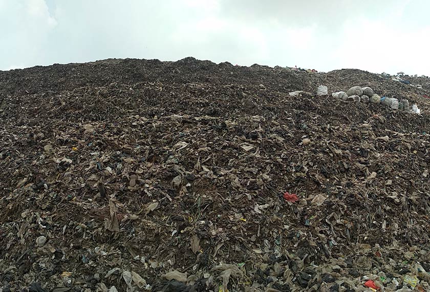 Walaupun ia sebenarnya ialah sebuah kampung di kota Bekasi, Indonesia, namun Bantar Gebang selalunya merujuk kepada tempat pembuangan sampah terbesar di kawasan tersebut. Setiap hari, jumlah sampah yang memasuki Bantar Gebang ialah sekitar 6,500 - 7,000 ton, dari Provinsi DKI Jakarta. Foto Ceritalah