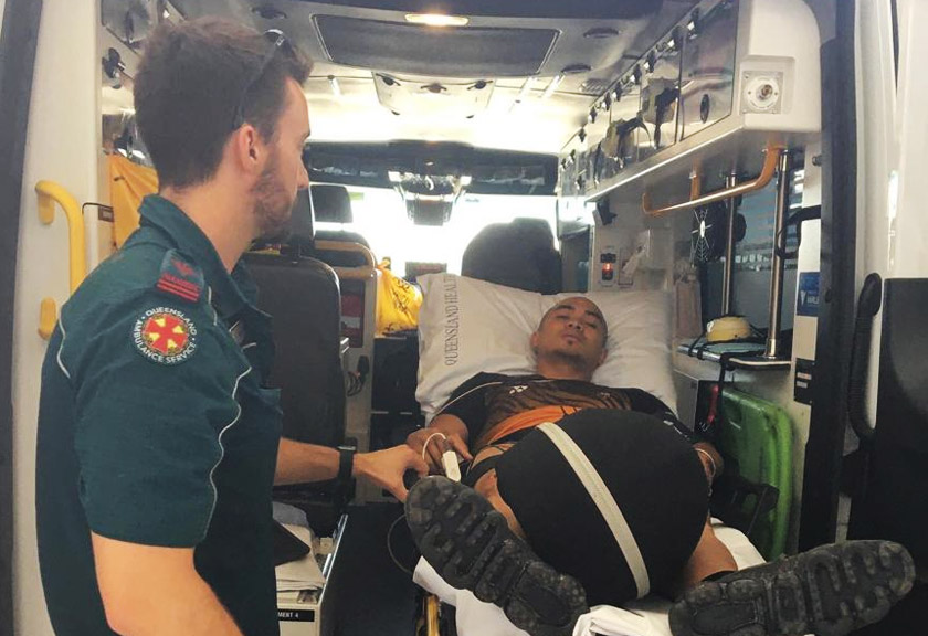 Azizulhasni Awang dibawa dengan ambulans untuk mendapatkan rawatan di hospital. - Gambar Facebook AZIZULHASNI AWANG