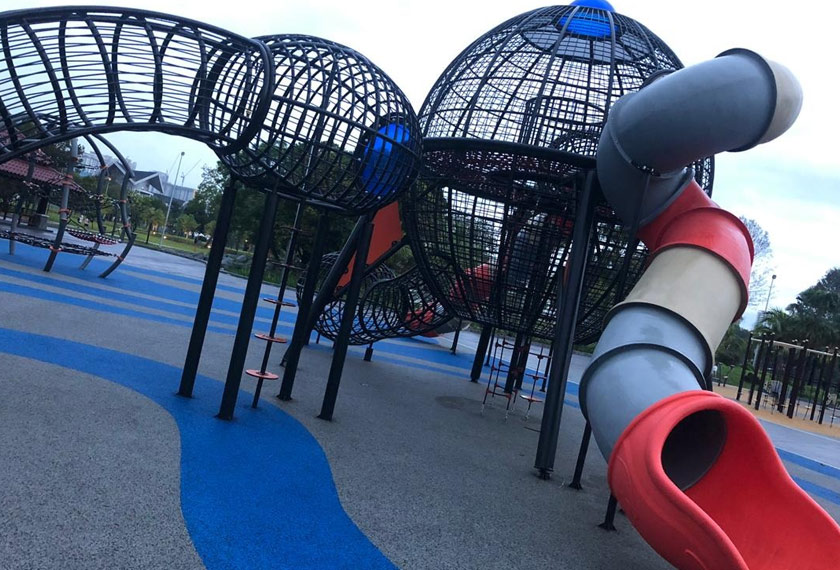 Taman permainan kanak-kanak antara yang menjadi tarikan taman tersebut. - Foto Astro AWANI/Hamzah Hamid