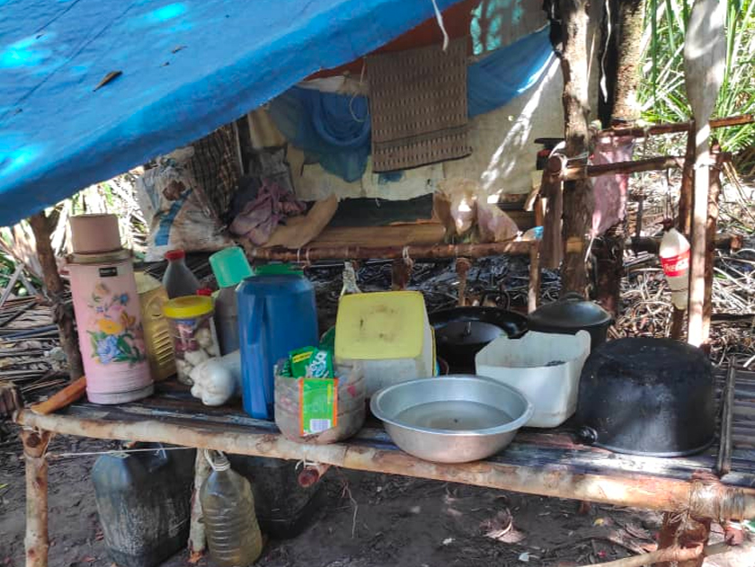 Suspek yang datang dari Filipina enam hari lalu didapati sudah mendirikan khemah bagi menjalankan kegiatan mengaut hasil hutan negara. Foto ihsan polis