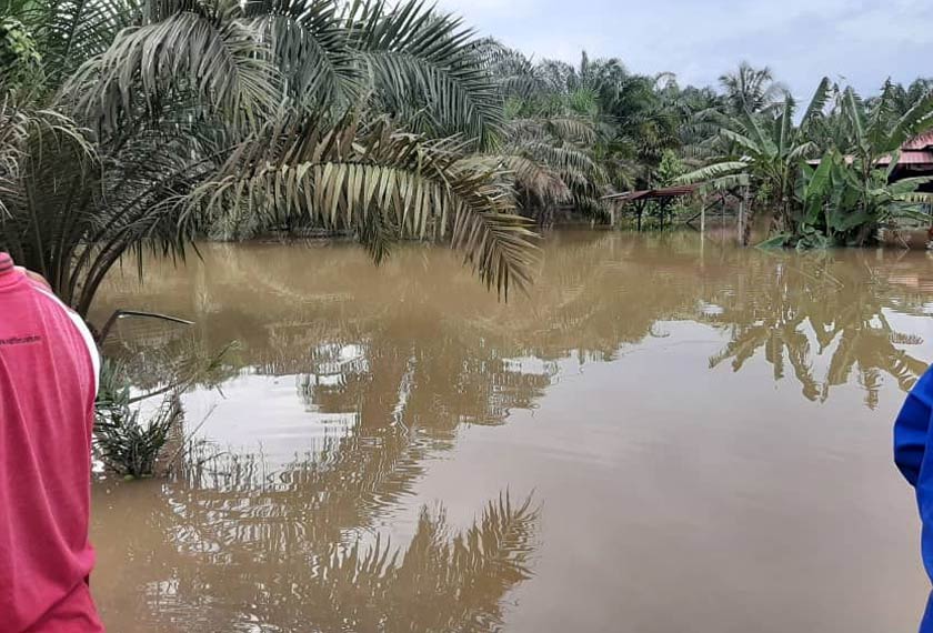 Difahamkan mangsa sedang bermain air banjir di halaman rumah dan tergelincir ke dalam parit sedalam kira-kira 4.2 meter. - Foto Astro AWANI