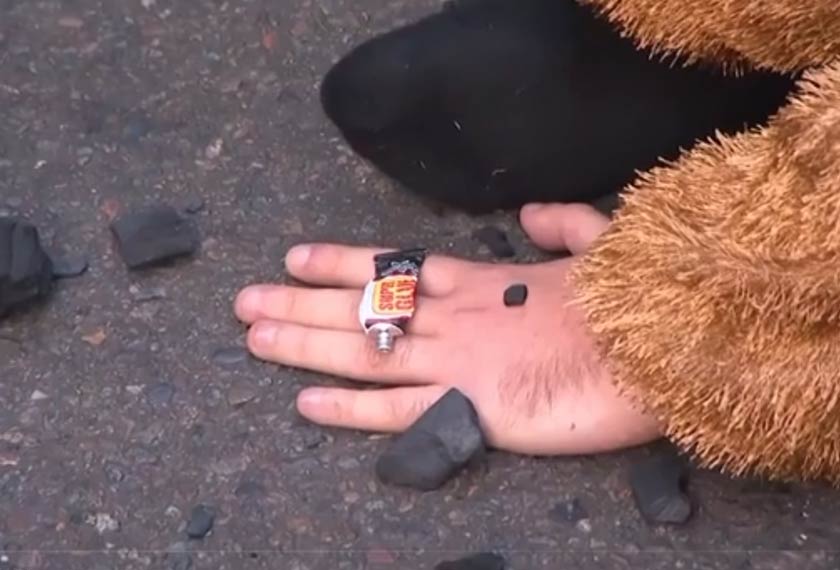 Penunjuk perasaan daripada Gerakan ‘Extinction Rebellion’ yang berpakaian kostum bertema Hari Natal berkumpul di persimpangan jalan tersebut dan melekatkan diri mereka pada jalan itu.