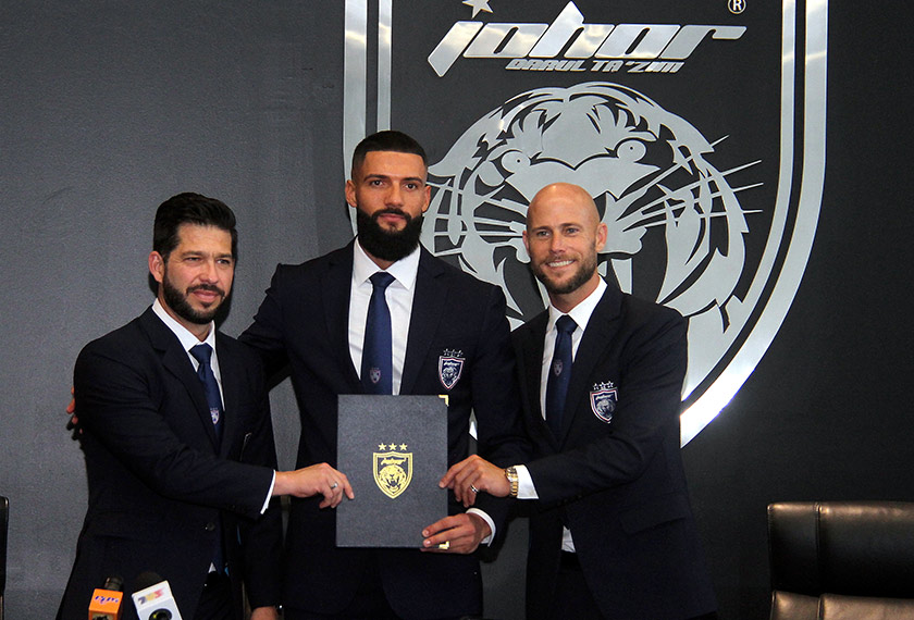 Jurulatih JDT Benjamin Mora Mendivil (kiri) bersama Pengurus Pasukan JDT Luciano Gabriel Figueroa (kanan) bergambar bersama pemain baru JDT Liridon Krasniqi (tengah) selepas menyaksikan sesi menandatangani kontrak. - Foto Bernama