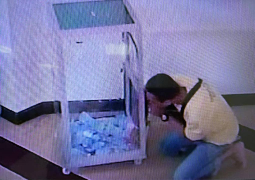 Suspek dilihat menerusi kamera CCTV sedang cuba mencuri wang dalam tabung derma lut sinar di ruang solat wanita. - Foto PDRM