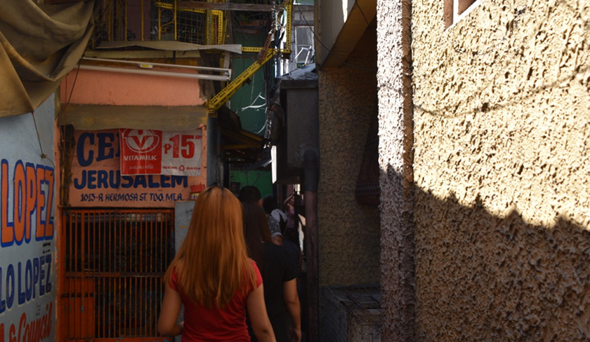 Pasukan Ceritalah menyusuri jalan menuju ke rumah Normita. - Foto Ceritalah