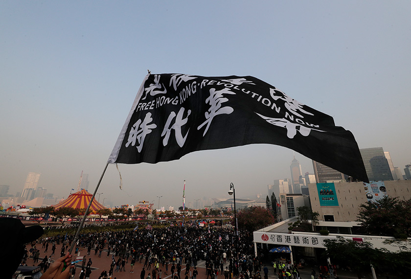Penunjuk perasaan berkumpul di Edinburgh Place di tengah bandar tersebut dengan memegang bendera Turkestan Timur dan mengibarkan bendera yang menunjukkan sokongan terhadap kemerdekaan Hong Kong. 