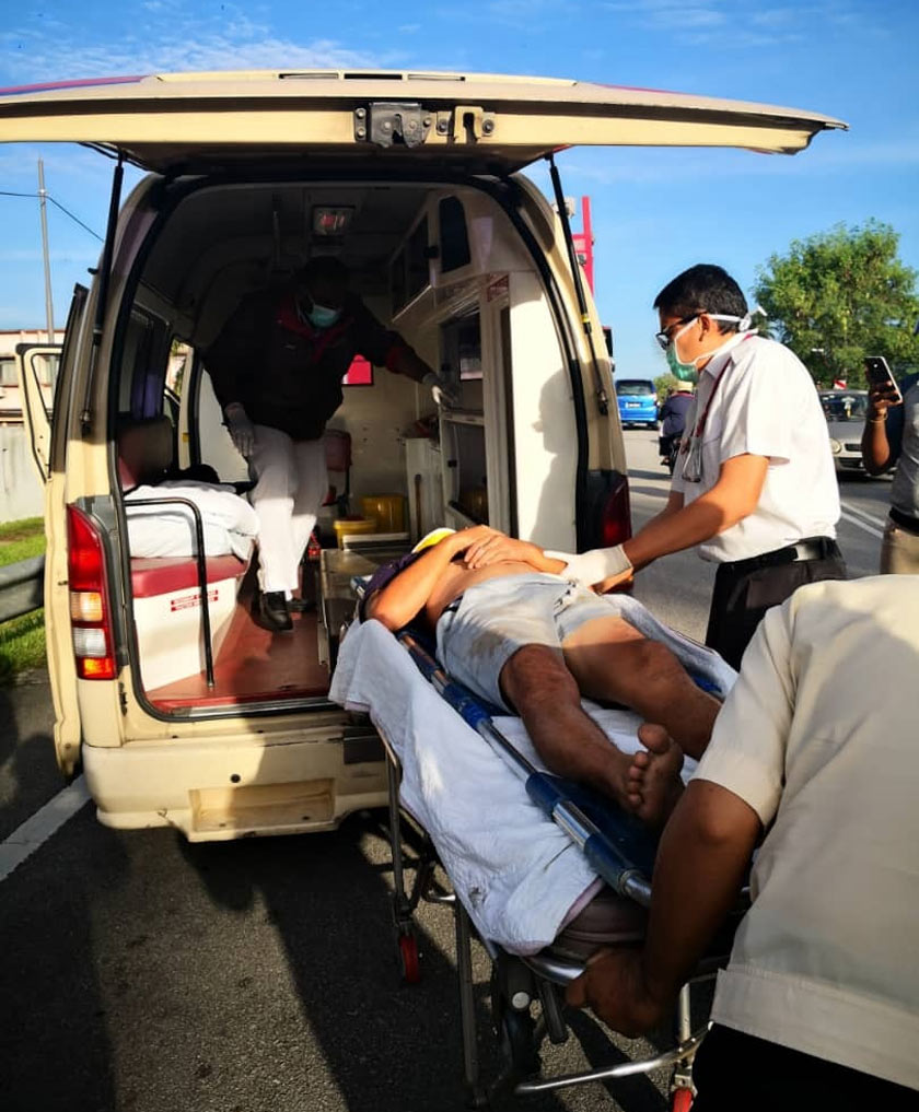 Anggota bomba menggunakan papan pengusung membawa mangsa naik ke tebing dan menyerahkannya kepada pihak ambulans. Foto JBPM Perak