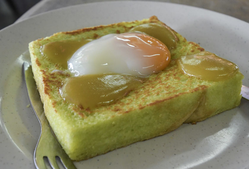 Roti Titab merupakan roti Hailam bakar yang disapu, di tengah-tengahnya telur separuh masak dan seri kaya, menjadi kegemaran orang ramai ke kopitiam yang terletak di Taman Desa Jaya, Jalan Pengkalan Chepa. --fotoBERNAMA 