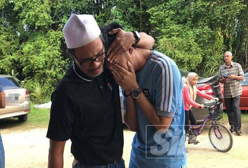 Muhammad Affan Atabek (kanan) yang tidak dapat menahan sebak terkenan pesanan terakhir arwah kepadanya.  