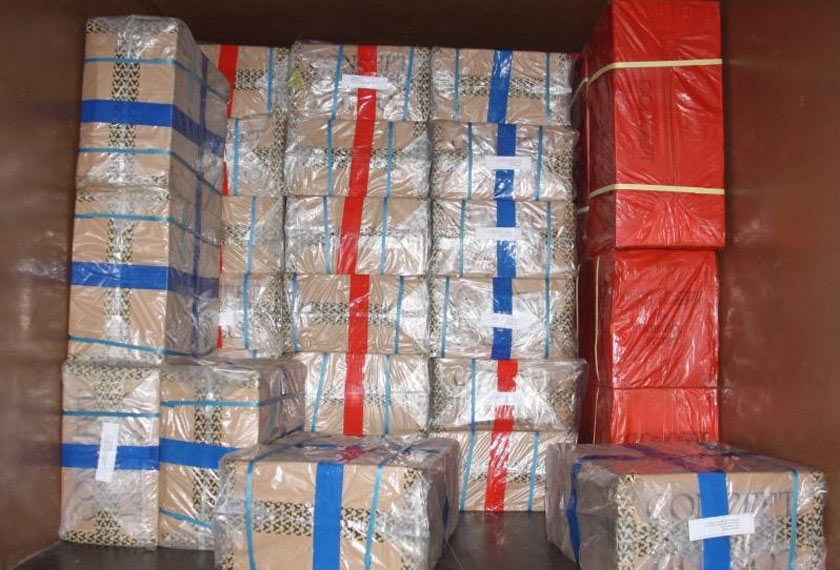 Hasil pemeriksaan lanjut di dalam dua buah lori, telah menjumpai 5,850 karton rokok pelbagai jenis, juga dipercayai lari daripada cukai.
- Foto PDRM