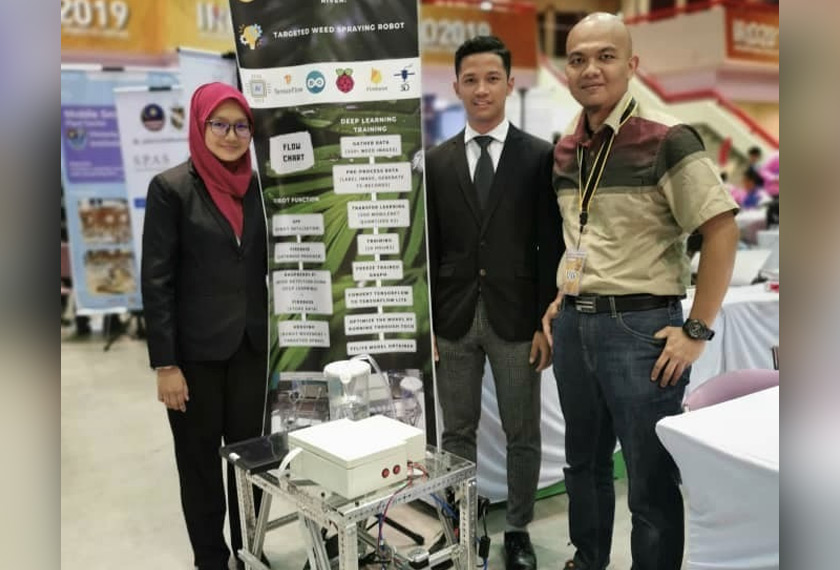 Robot binaan mereka dinamakan Dr Plant dan dapat mengenal pasti pokok perosak serta menghapuskan pokok perosak tersebut dengan menggunakan semburan racun. - Foto Facebook UniTech MRSM Bentong