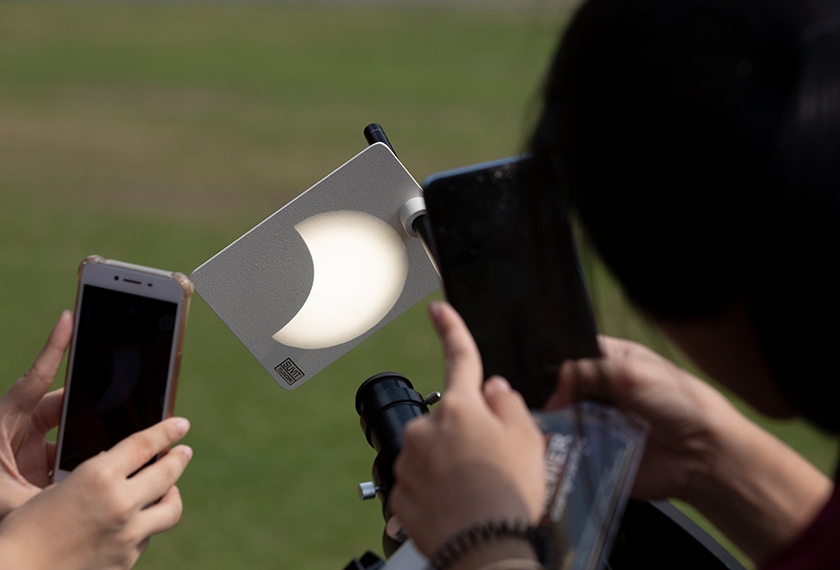Di Thailand, Institut Penyelidikan Astronomi Kebangsaan Negara itu mengedarkan teleskop kepada lebih 400 sekolah di seluruh negara. Foto: AP
