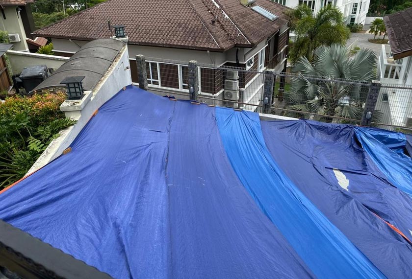 Unit Bencana Selangor mengambil beberapa langkah mitigasi telah dan buat sementara ini, kanvas digunakan untuk menutup kawasan terjejas untuk mengelakkan air daripada terus bertakung. - Astro AWANI/ISABELLE LEONG