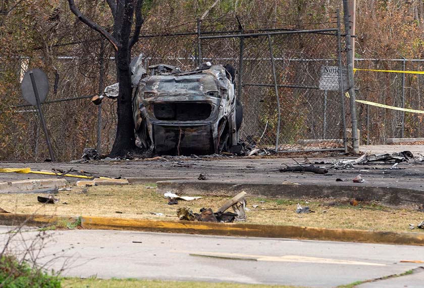 Sebuah kenderaan turut musnah berdekatan lokasi pesawat terhempas di tempat parkir kereta pejabat pos di Lafayette, Louisiana, 28 Dis, 2019. (Foto AP)