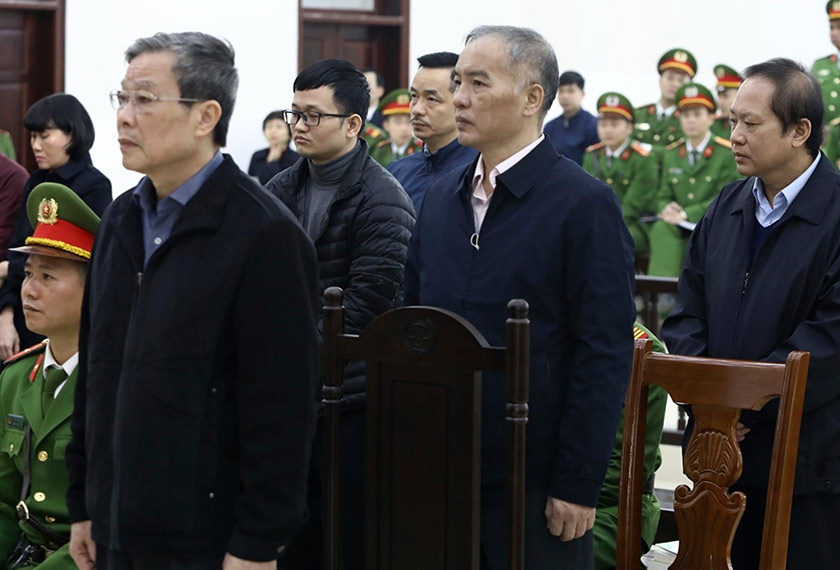 Nguyen Bac Son (kiri), Le Nam Tra (dua kanan) dan Truong Minh Tuan (kanan) ketika mendengar pertuduhan dibacakan pada perbicaraan kes di mahkamah di Hanoi, Vietnam, 28 Dis, 2019. (Foto AP)