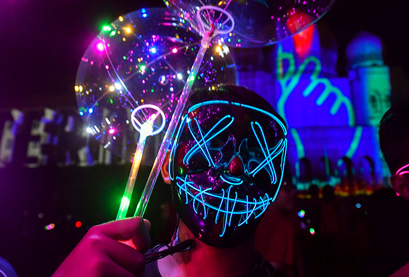Orang ramai menggayakan topeng bercahaya semasa mengunjungi LAMPU 2019 di Dataran Putrajaya, 28 Dis, 2019. -- fotoBERNAMA