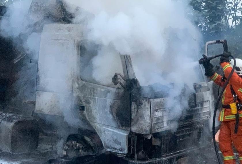 Api berjaya dipadamkan pada jam 8.13 malam. - Foto JBPM