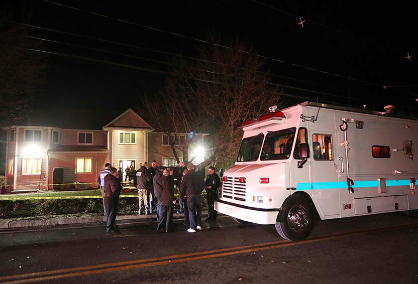 Anggota polis menjalankan kerja-kerja penyiasatan di kediaman rabbi di Monsey, New York, awal pagi Ahad, 29 Dis, 2019, susulan kejadian tikaman semasa perayaan Hanukkah pada Sabtu. (Foto AP)