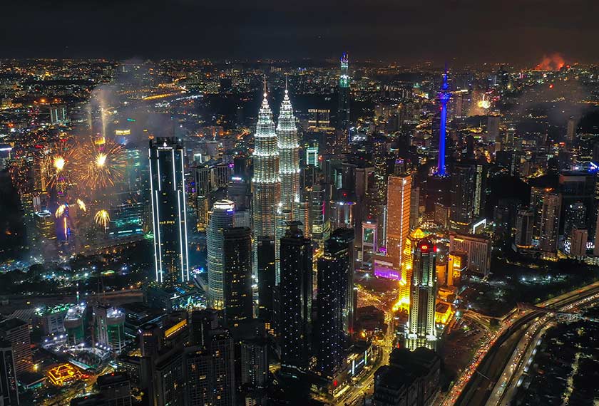 Percikan bunga api menghiasi ruang udara pusat bandar Kuala Lumpur sempena sambutan Tahun Baharu 2020 malam tadi. --fotoBERNAMA