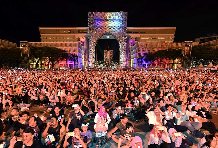 Ribuan orang memenuhi Dataran Putrajaya bagi menyambut Ambang Tahun Baharu 2020 serta Majlis Penutup Festival Light and Motion Putrajaya dan Pelancaran Sambutan Jubli Perak Putrajaya, malam tadi. -- fotoBERNAMA