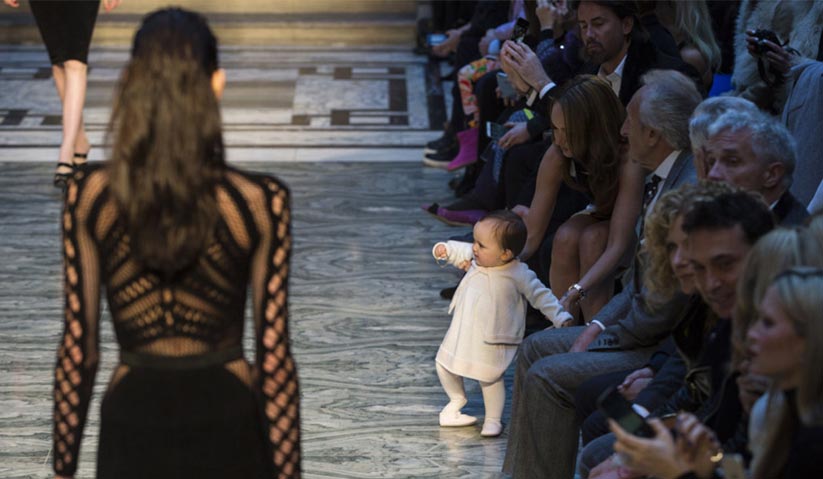 WAJARKAH anak-anak kecil dibawa menghadiri acara pertunjukan fesyen? Cuba anda fikirkan persoalan ini. - Gambar hiasan