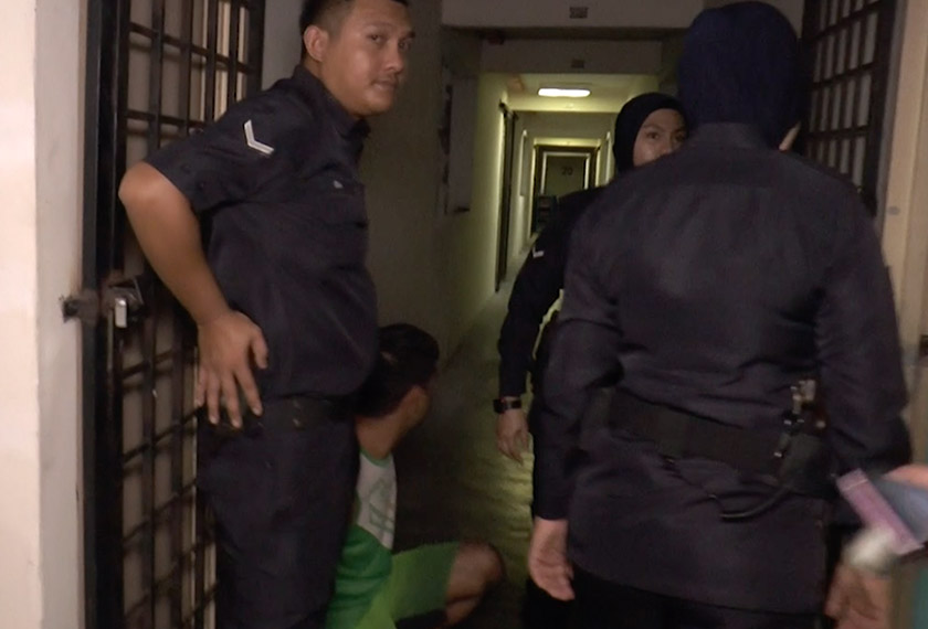 Operasi juga dilakukan di rumah ke rumah untuk mengesan warga asing ini.