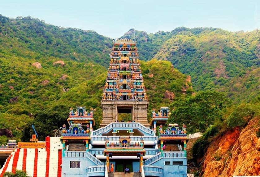 Penulis sempat berkunjung ke Kuil Arulmigu Maruthamalai Murugan di Coimbatore. Di Malaysia banyak kuil yang mendedikasikan pembinaannya sempena Tuhan Perang Hindu. Patung Dewa Muragan misalnya dibina setinggi 43 meter, tertinggi di dunia. – Foto Impreety Singh Kohli, traveltraingle.com